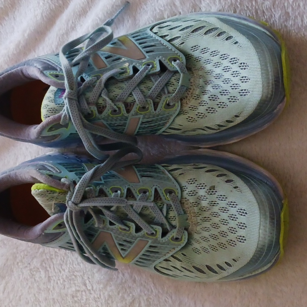 Tennis shoes